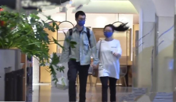 张靓颖与小5岁男友出行，双手紧握十分甜蜜，网友们的注意力却在肚子上