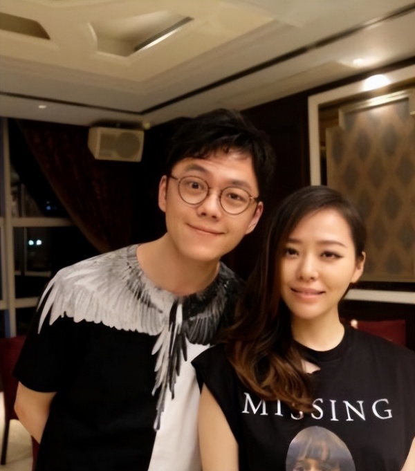 张靓颖与小5岁男友出行，双手紧握十分甜蜜，网友们的注意力却在肚子上