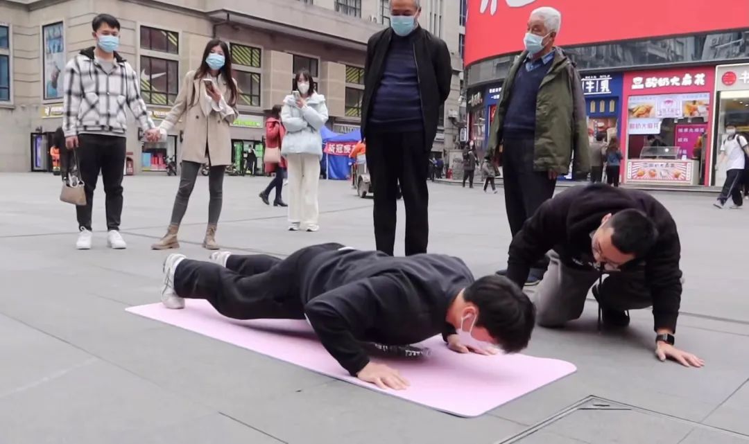 这是要干什么(一男子在大街上发钱！这是在干什么？)