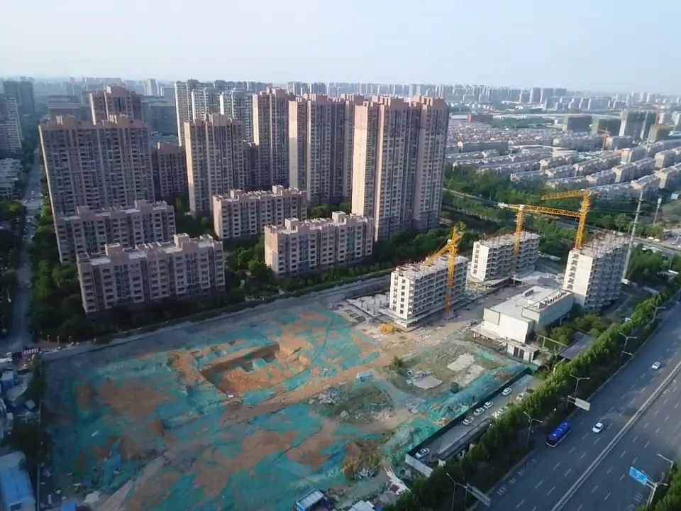 11亿拿到“地王”，3栋楼没建好资金链就断？济南阳光城檀悦被质疑烂尾