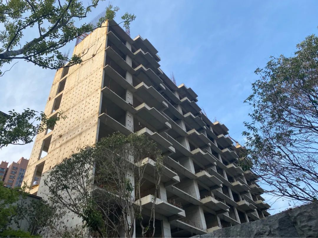 11亿拿到“地王”，3栋楼没建好资金链就断？济南阳光城檀悦被质疑烂尾