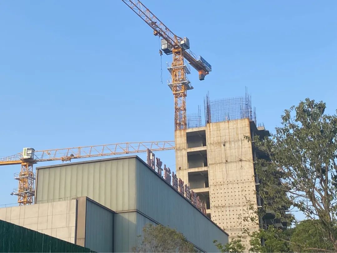 11亿拿到“地王”，3栋楼没建好资金链就断？济南阳光城檀悦被质疑烂尾