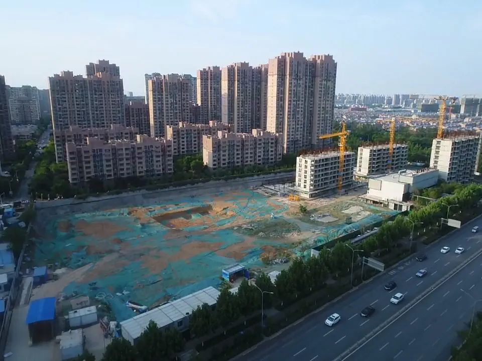 11亿拿到“地王”，3栋楼没建好资金链就断？济南阳光城檀悦被质疑烂尾