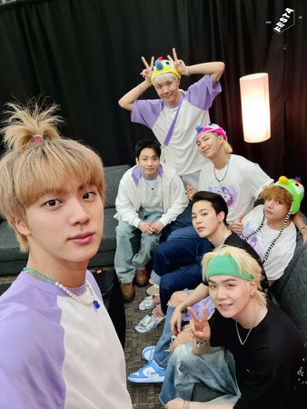 评／对着阿米唱着《Love Yourself》的BTS 终于踏上爱自己的新旅程