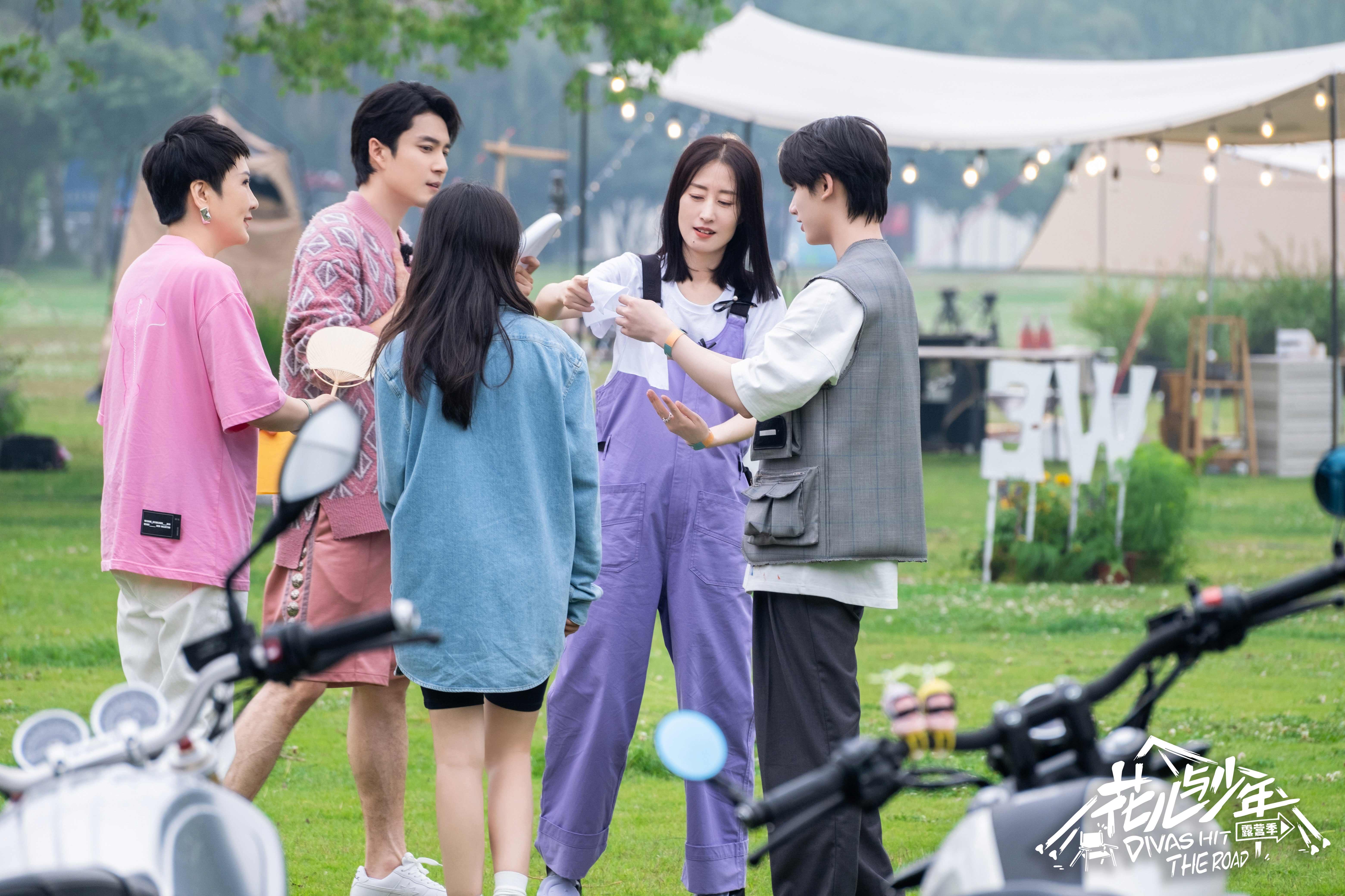 《花儿与少年露营季》首播，因“无聊”而口碑两极分化