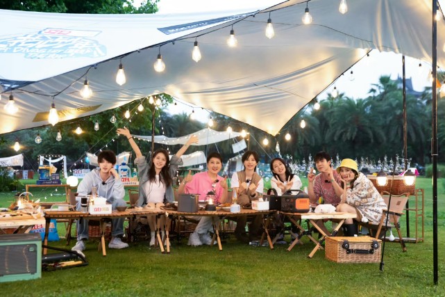 《花儿与少年露营季》首播，因“无聊”而口碑两极分化