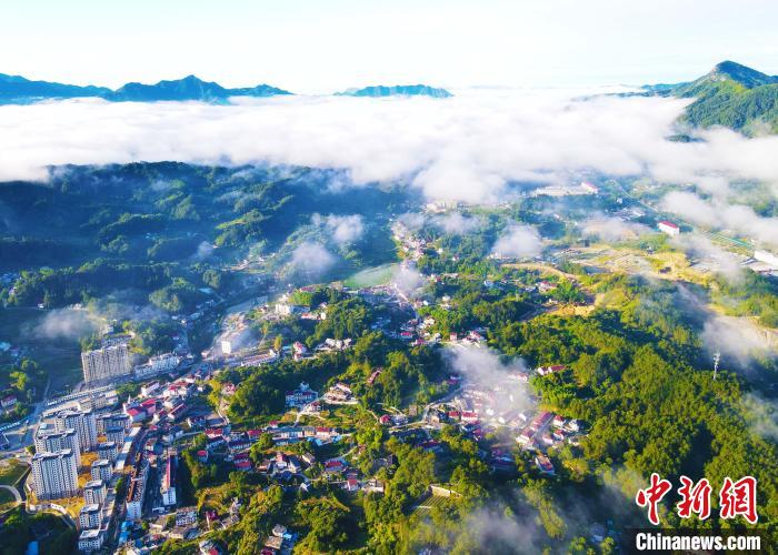 航拍安徽岳西：云雾蒸腾 城在“绿”中现