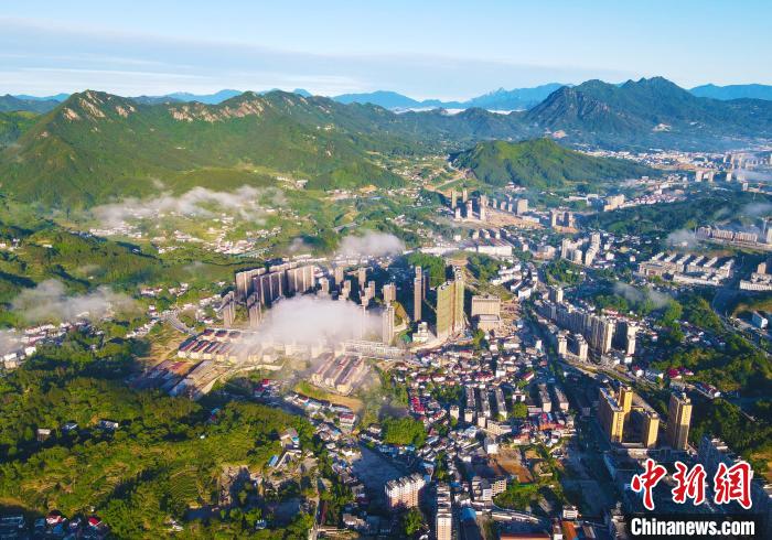 航拍安徽岳西：云雾蒸腾 城在“绿”中现