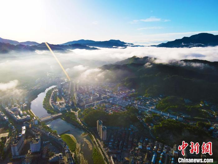 航拍安徽岳西：云雾蒸腾 城在“绿”中现