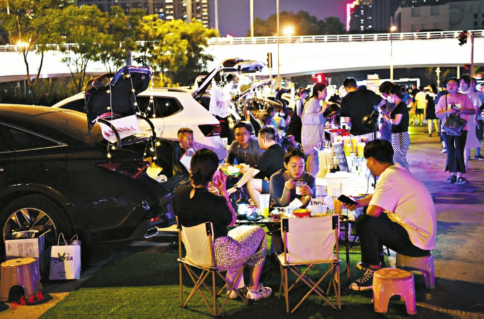 逛着买着吃着 夏夜就得嗨着