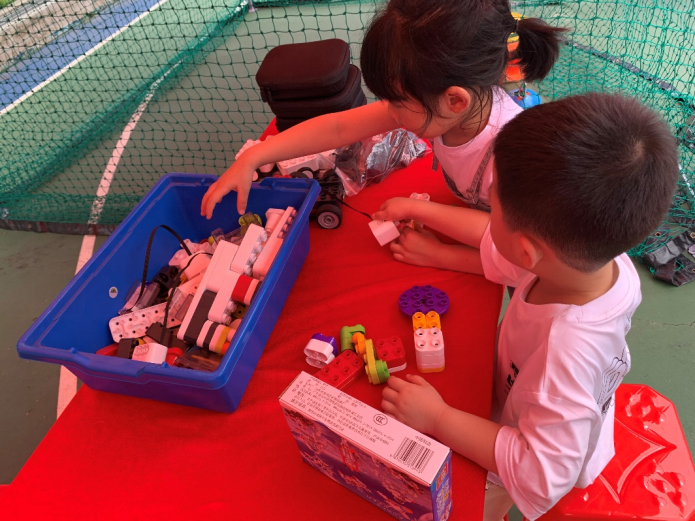 机器人编程、无人机飞行表演......溪涌社区居民家门口享受科普盛宴