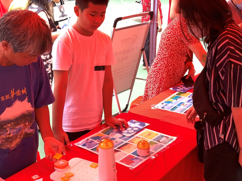 机器人编程、无人机飞行表演......溪涌社区居民家门口享受科普盛宴