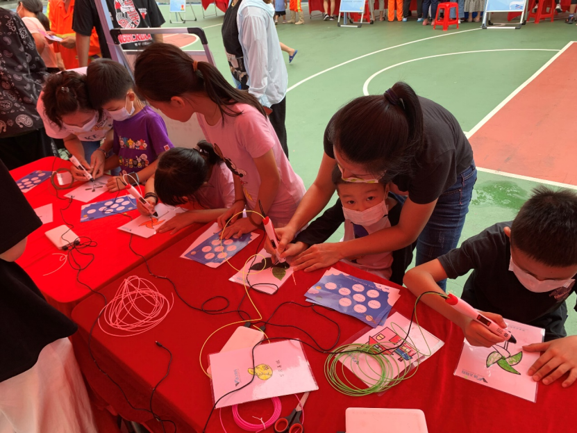 机器人编程、无人机飞行表演......溪涌社区居民家门口享受科普盛宴