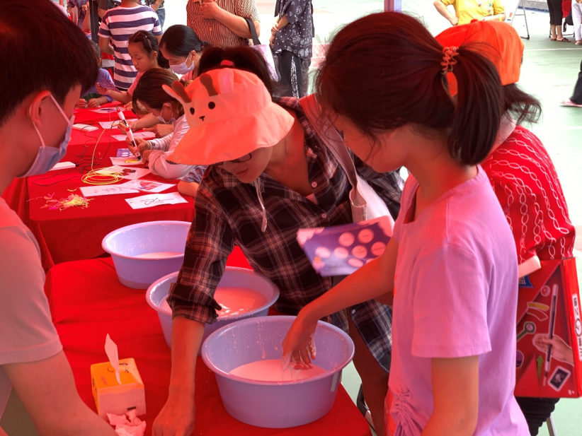 机器人编程、无人机飞行表演......溪涌社区居民家门口享受科普盛宴