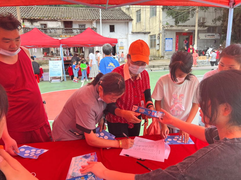 机器人编程、无人机飞行表演......溪涌社区居民家门口享受科普盛宴