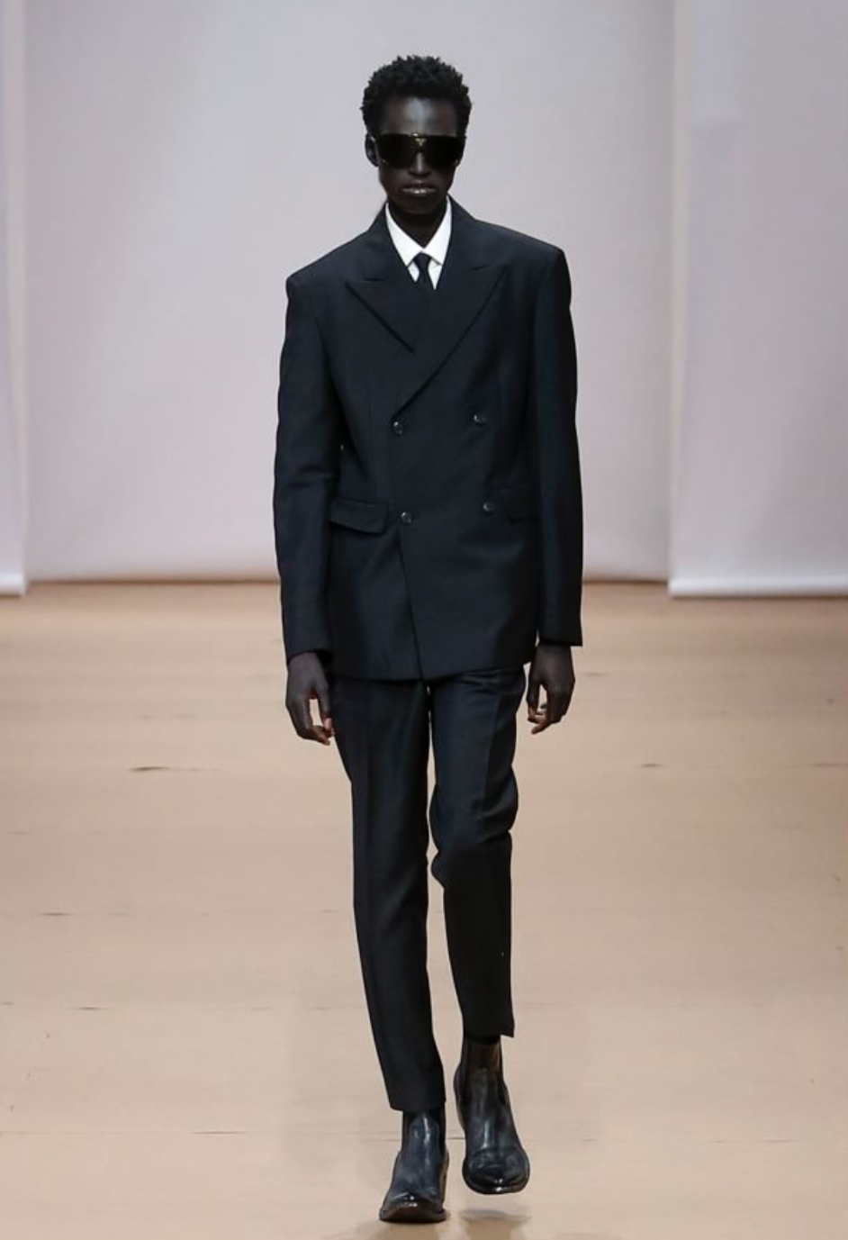 普拉达男装秀塑造精简风格,蕾虎创意鼓舞时尚群体|是日美好事物