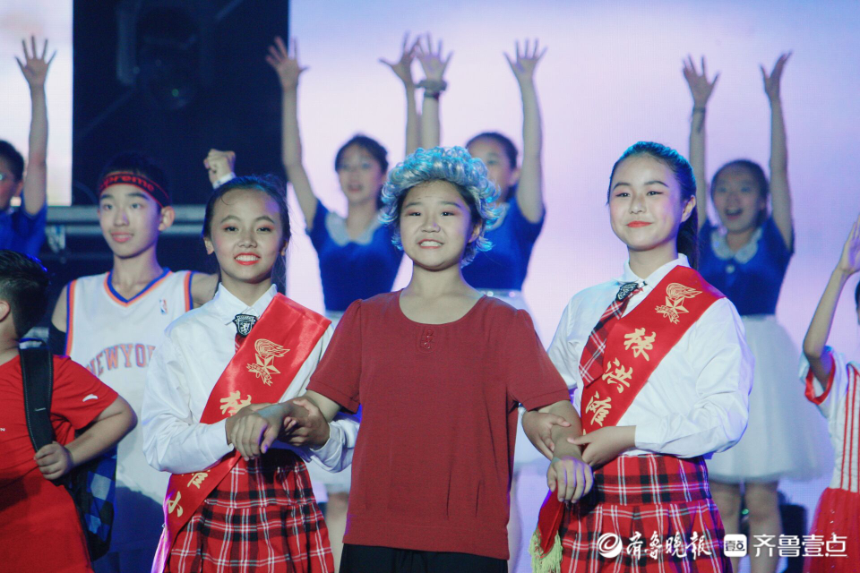 城阳22所学校的800名学生上台表演，把美育成果亮到台前