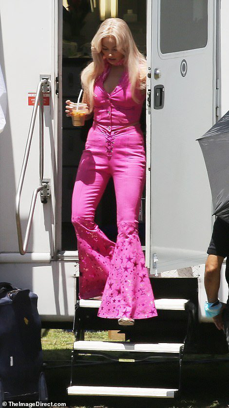 甜心来了！玛格特·罗比《芭比》路透 新造型解锁