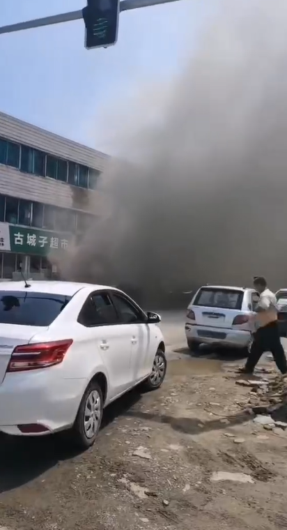 突发！沈阳一面馆爆炸致1人轻微伤，目击者：现场损失挺严重