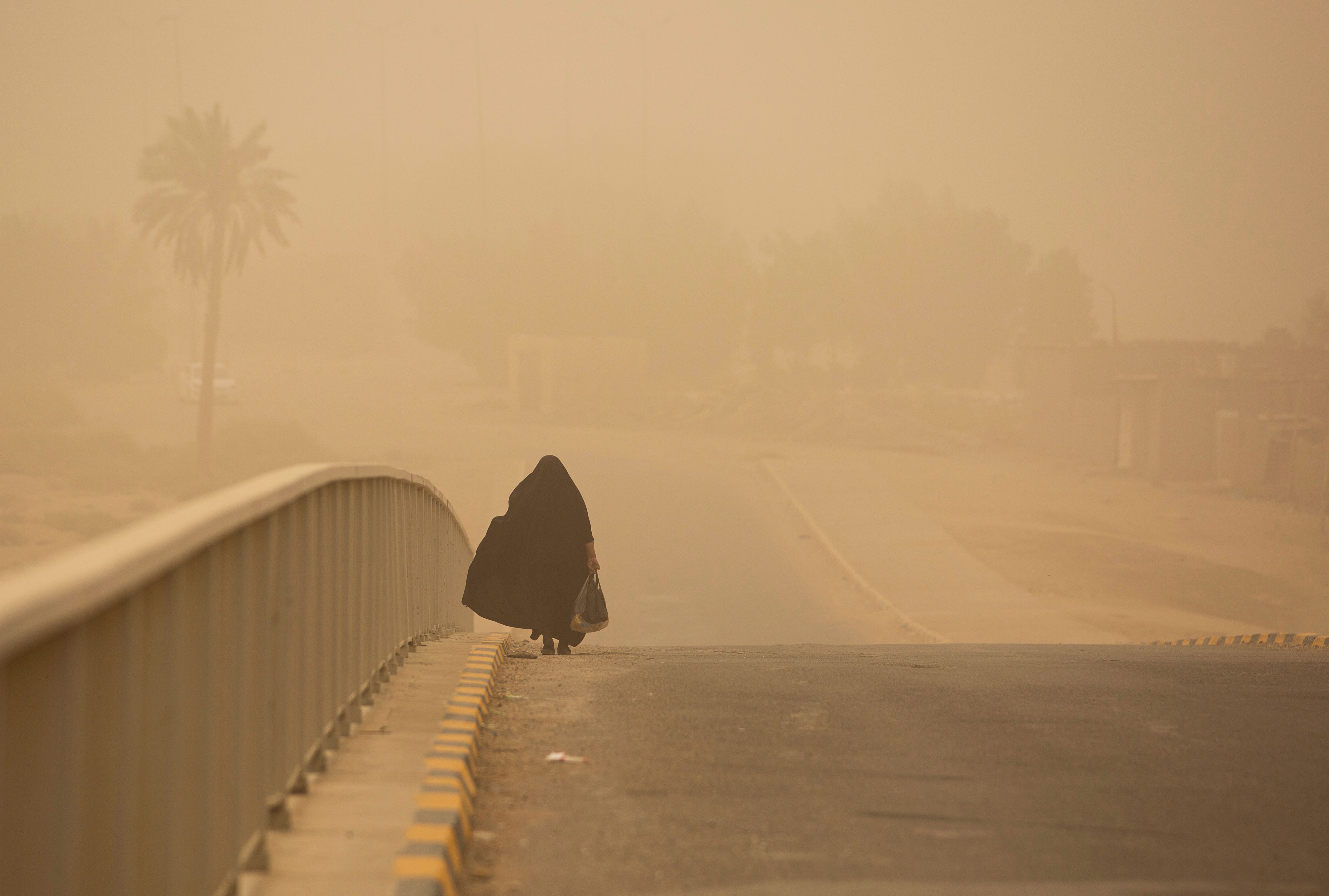 （外代一线）伊拉克沙尘暴天气