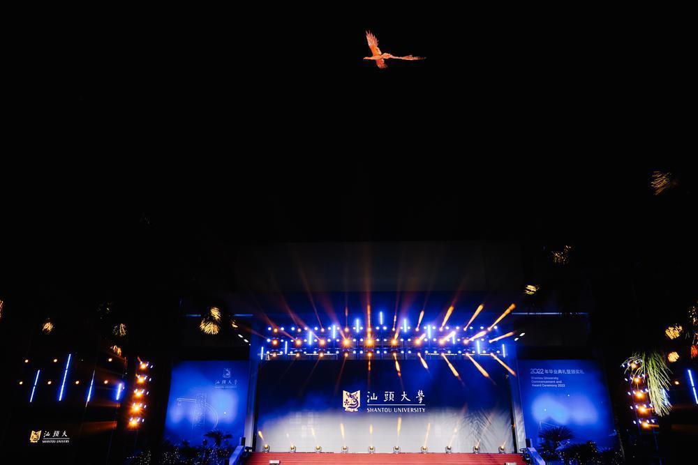 「图集」又见“凤凰”腾飞！汕头大学用一场科技视觉盛宴送别4300余名毕业生