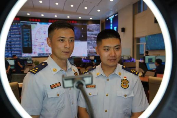 影星成龙直播间连麦消防员，分享“人生第一次”