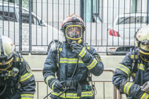 影星成龙直播间连麦消防员，分享“人生第一次”