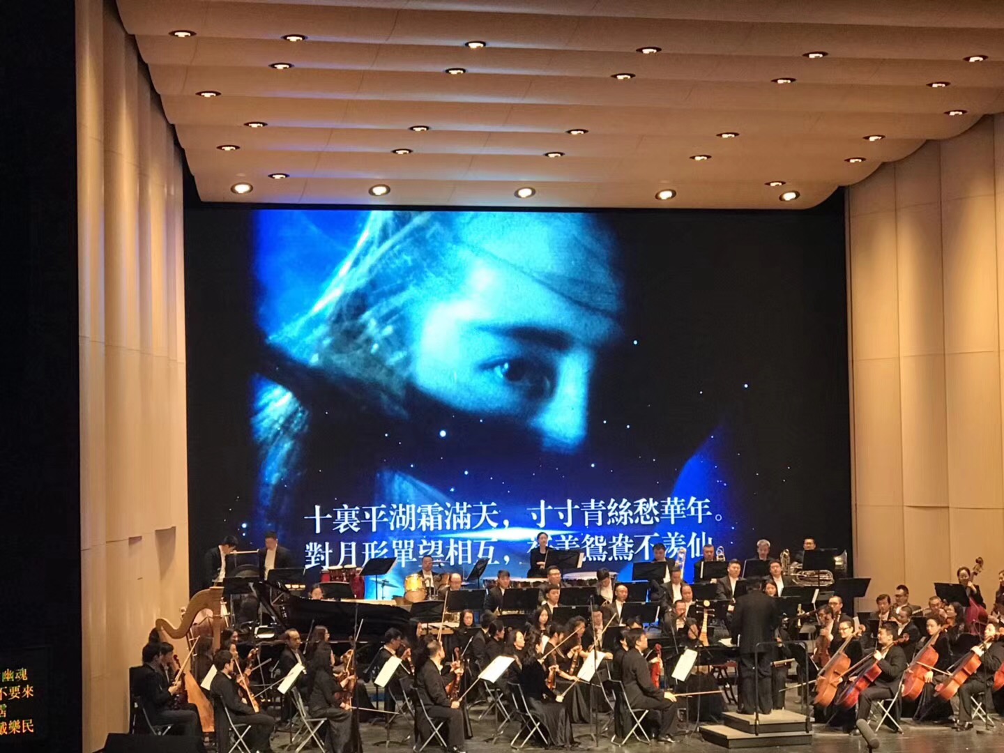 在港片金曲中回忆青春，这场交响音乐会约定你