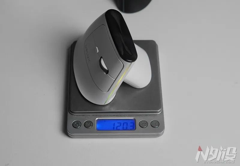 多彩MV6垂直人体工学三模无线鼠标上手体验