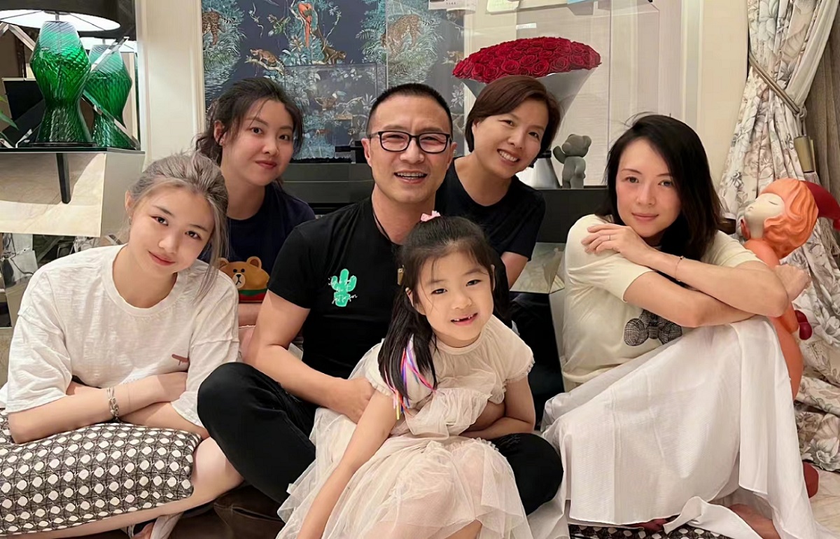 汪峰晒51岁庆生照，大女儿小苹果神似陈妍希，章子怡微醺素颜出镜