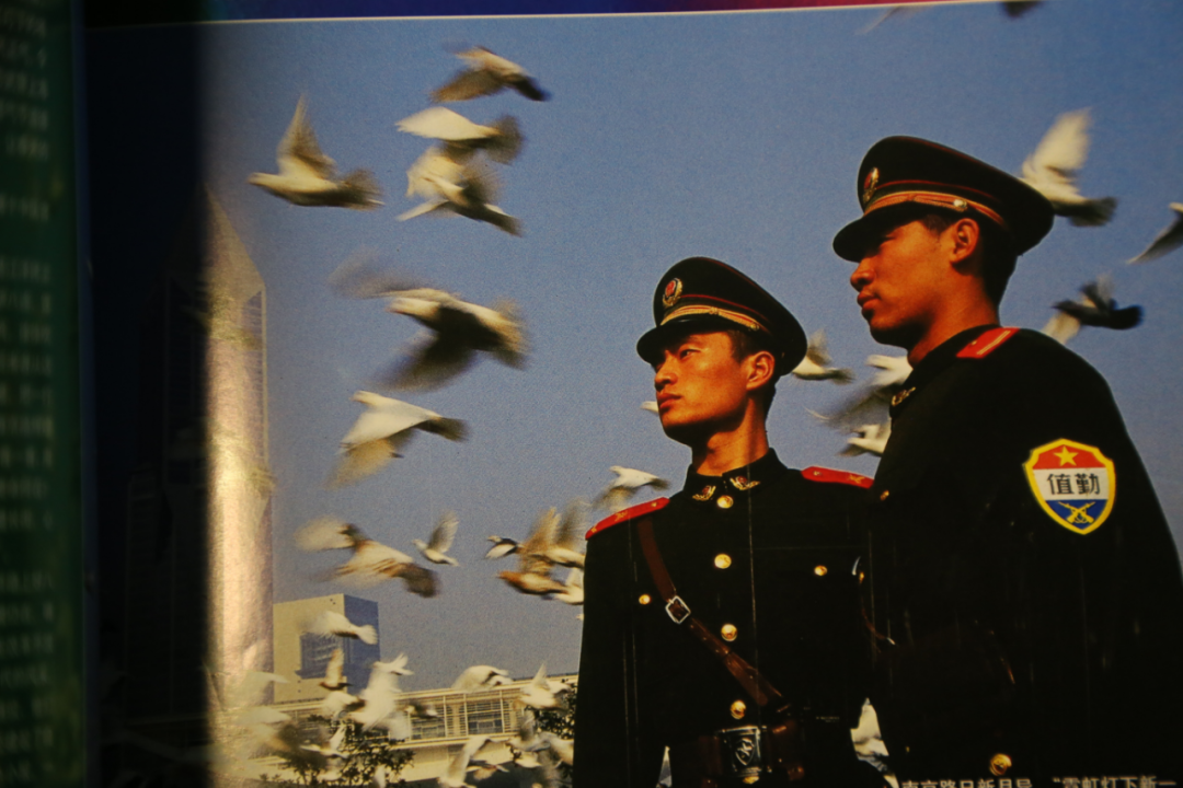 实行警衔制,部队面貌焕然一新87式武警女文职干部夏常服(左一)87式