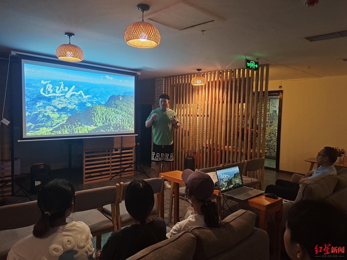 《最后的棒棒》导演新片“难产”：拍摄3年半线上推出至今未定，“熬不住”已解散公司