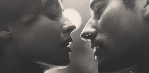 为什么古偶剧的海报都是“土味婚纱风”？