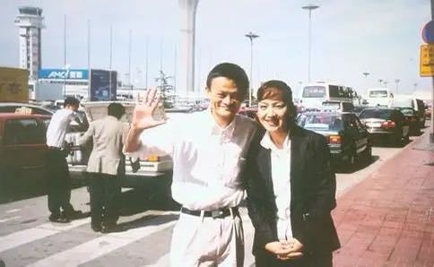 马云邀请女神“小鹿纯子”访问阿里巴巴！珍贵老照片