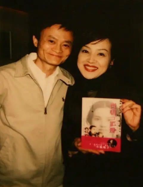 马云邀请女神“小鹿纯子”访问阿里巴巴！珍贵老照片