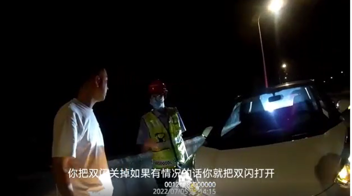 刚买的新能源车上了高速“掉链子”，幸好遇到细心巡查员