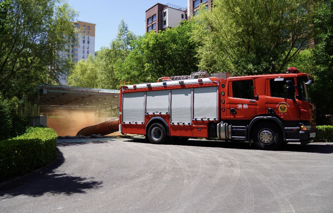 今天下午，北京调集9个消防站20辆消防车赶赴现场——