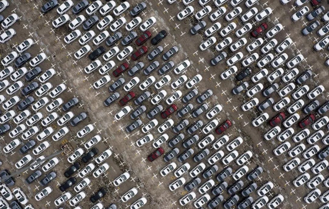 晚高峰新闻：宝马上半年纯电车型销量增长超七成；新一代大众辉腾D2亮相；乘联会：6月全国乘用车零售194.3万辆