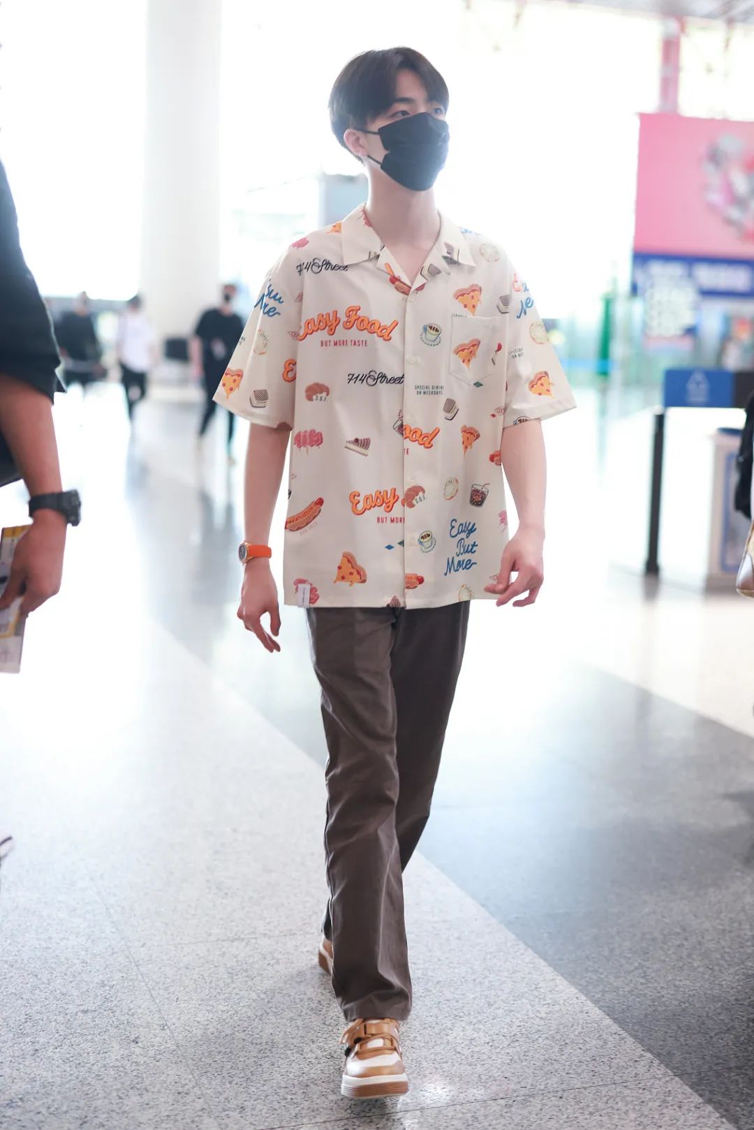 男星街拍 | 坎爷坐路边等车表情忧桑，丁禹兮的眼神看起来好干净诶