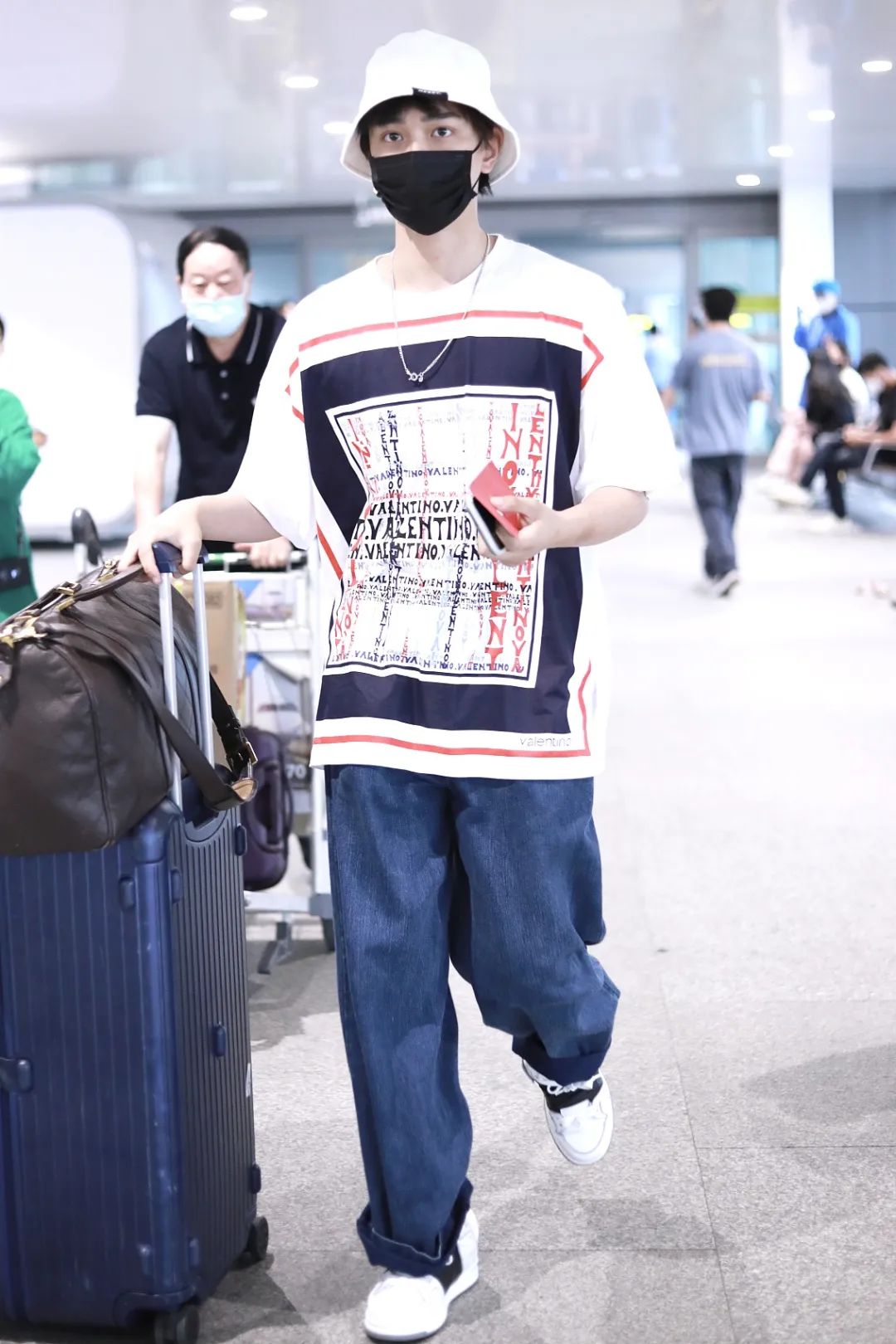 男星街拍 | 坎爷坐路边等车表情忧桑，丁禹兮的眼神看起来好干净诶