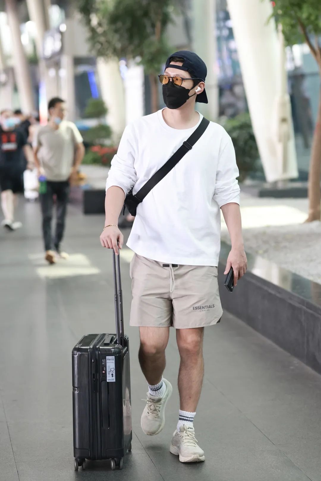 男星街拍 | 坎爷坐路边等车表情忧桑，丁禹兮的眼神看起来好干净诶