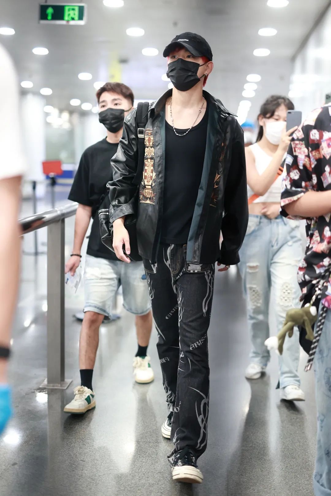 男星街拍 | 坎爷坐路边等车表情忧桑，丁禹兮的眼神看起来好干净诶