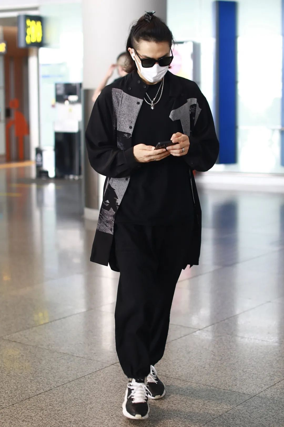 男星街拍 | 坎爷坐路边等车表情忧桑，丁禹兮的眼神看起来好干净诶