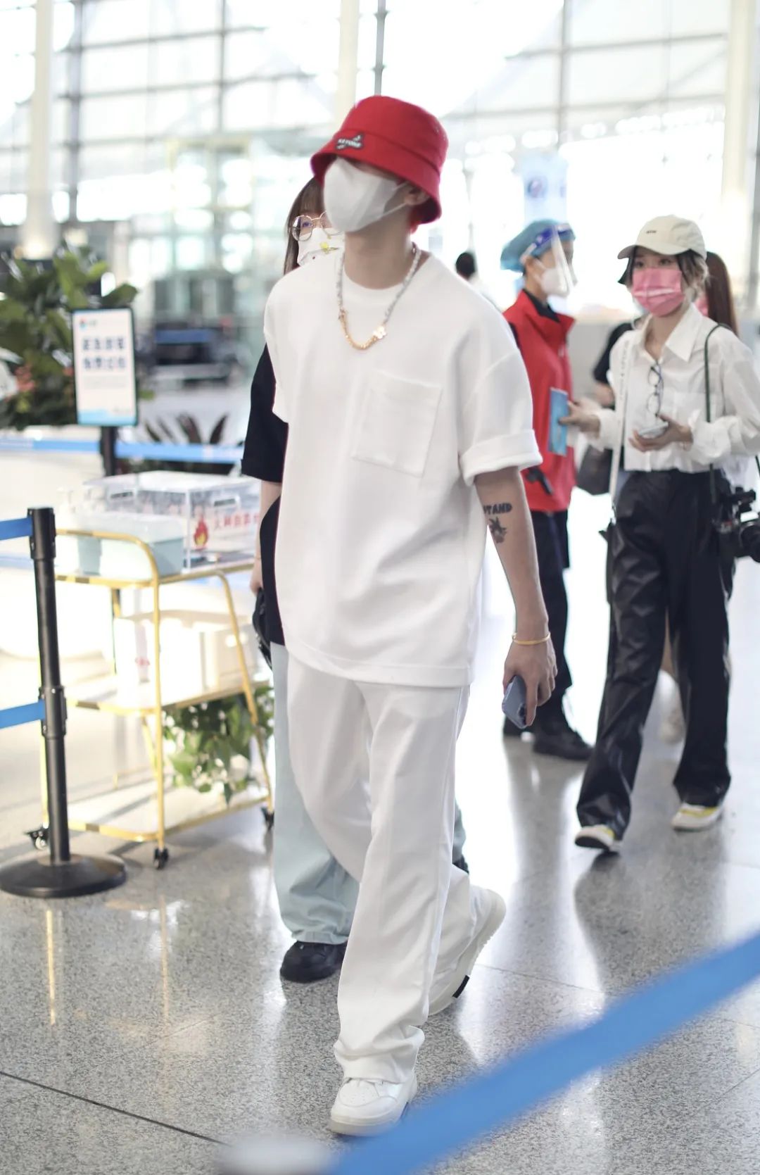 男星街拍 | 坎爷坐路边等车表情忧桑，丁禹兮的眼神看起来好干净诶