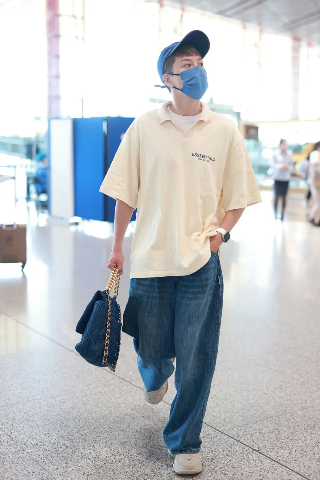 男星街拍 | 坎爷坐路边等车表情忧桑，丁禹兮的眼神看起来好干净诶