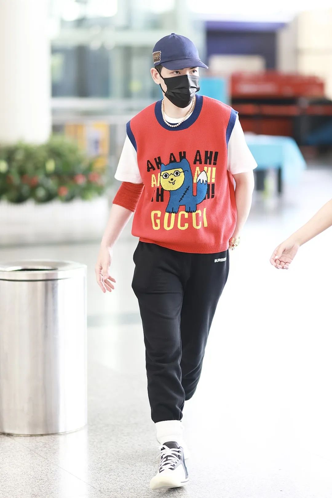 男星街拍 | 坎爷坐路边等车表情忧桑，丁禹兮的眼神看起来好干净诶