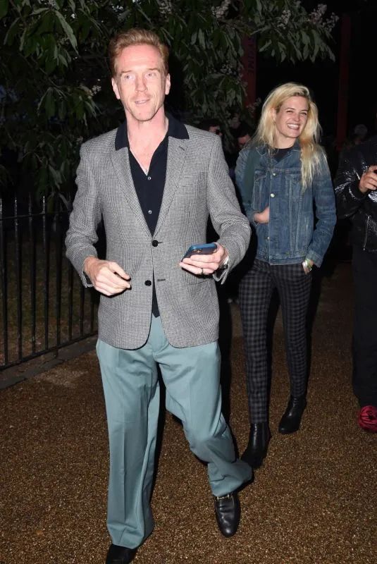 男星街拍 | 坎爷坐路边等车表情忧桑，丁禹兮的眼神看起来好干净诶