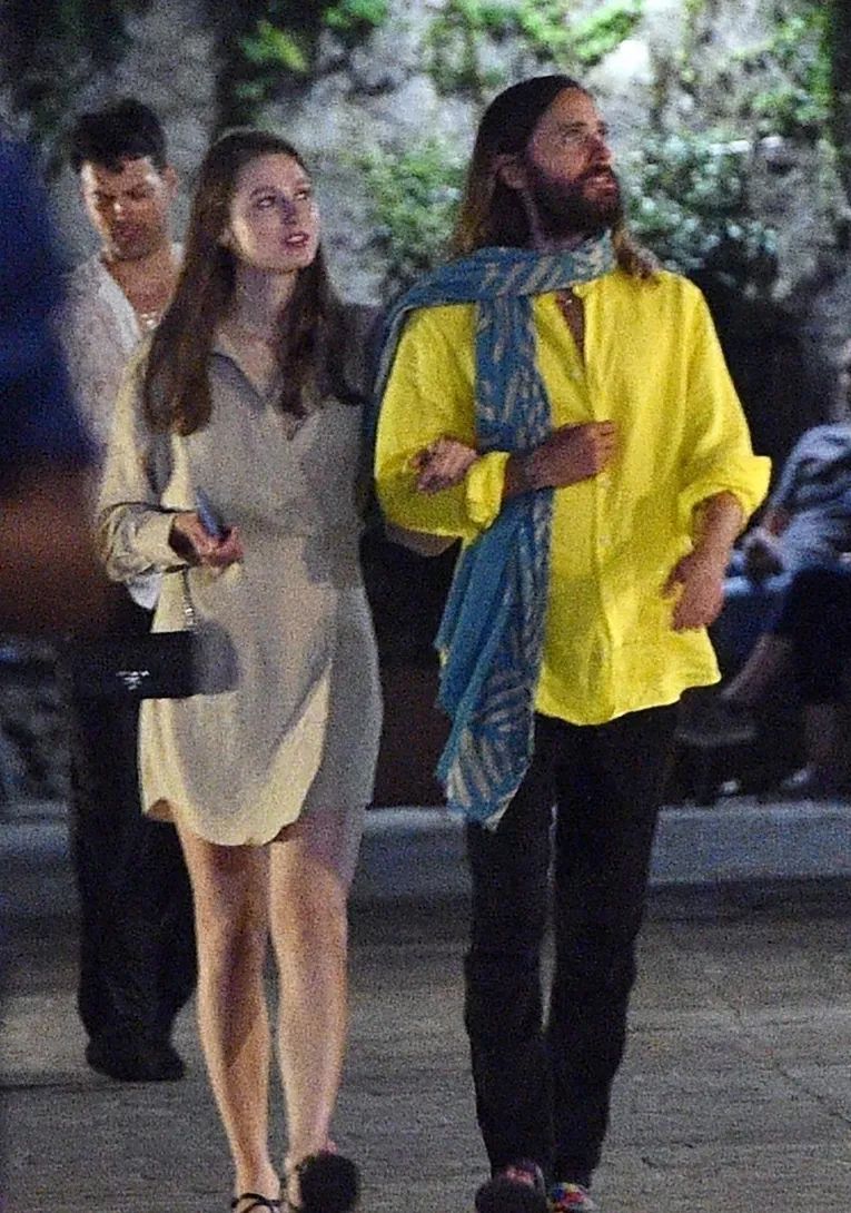 男星街拍 | 坎爷坐路边等车表情忧桑，丁禹兮的眼神看起来好干净诶