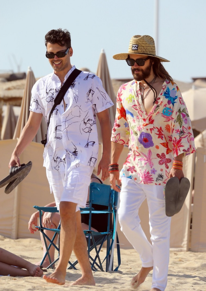 男星街拍 | 坎爷坐路边等车表情忧桑，丁禹兮的眼神看起来好干净诶