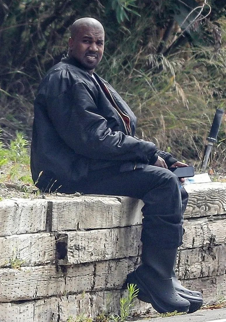 男星街拍 | 坎爷坐路边等车表情忧桑，丁禹兮的眼神看起来好干净诶